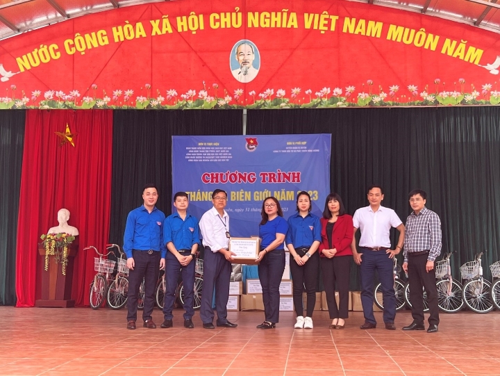 Chương trình “Tháng Ba Biên giới năm 2023” cho học sinh khó khăn tại tỉnh Hà Giang